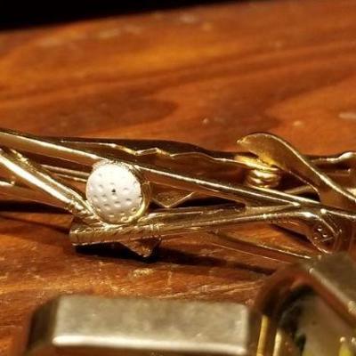 LOT #645: Men's GOLF THEMED Cufflink and Tie Bar Set