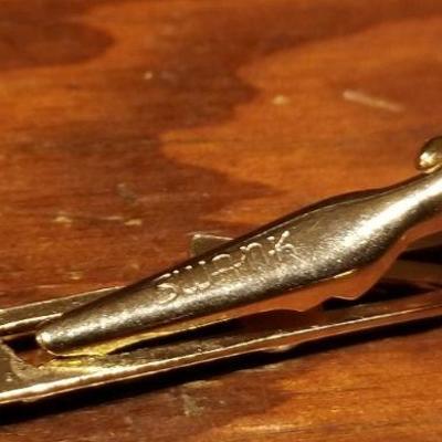 LOT #645: Men's GOLF THEMED Cufflink and Tie Bar Set