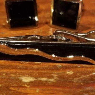 LOT #646: Men's Black Cufflink and Tie bar Dress Set
