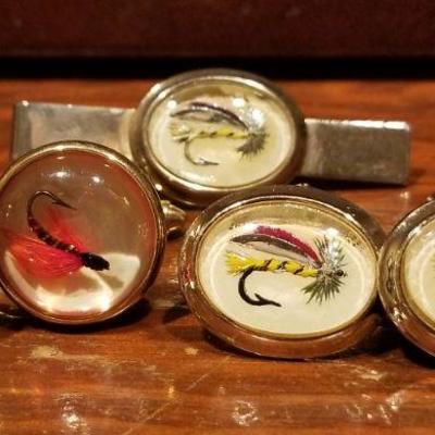 LOT #647: Men's FISHING LURE THEMED Cufflink and Tiebar Dress Set