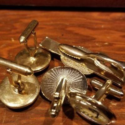 LOT #647: Men's FISHING LURE THEMED Cufflink and Tiebar Dress Set