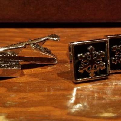 LOT #648: Men's Vintage Snowflake Themed Cufflink and Tiebar Dress Set