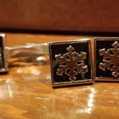 LOT #648: Men's Vintage Snowflake Themed Cufflink and Tiebar Dress Set