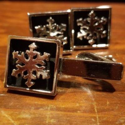 LOT #648: Men's Vintage Snowflake Themed Cufflink and Tiebar Dress Set