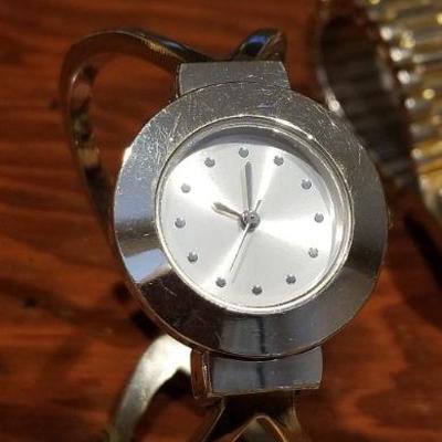 LOT #665: Group of Assorted Watches (only Silver one is running)