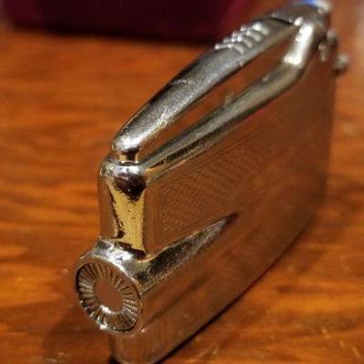 LOT #671: Vintage Mid Century RONSON Flint Strike Showcase Lighter 