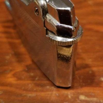 LOT #671: Vintage Mid Century RONSON Flint Strike Showcase Lighter 