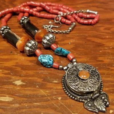 LOT #672: Costume Jewelry Necklace w/ Trinket Box Medallion
