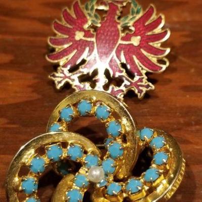 LOT #675: Collection of Vintage Brooches and Pins
