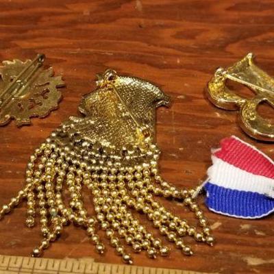 LOT #675: Collection of Vintage Brooches and Pins