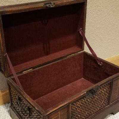 LOT #678: Wicker Storage Decorative Box w/ Latch Feature