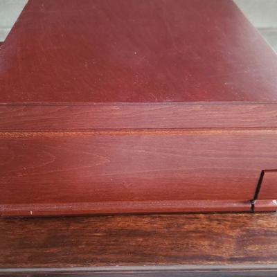 LOT 679: Flatware Box