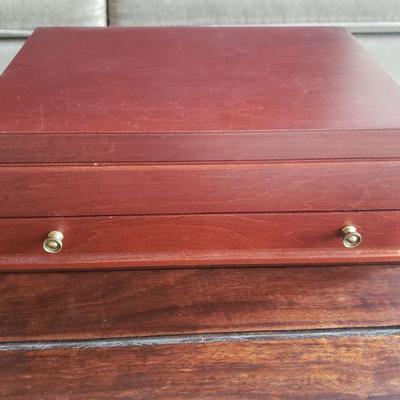 LOT 679: Flatware Box