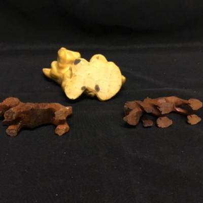Dog figurines 
