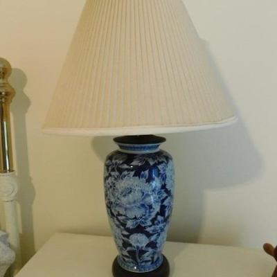 Blue and White Porcelain Urn Post Lamp 27