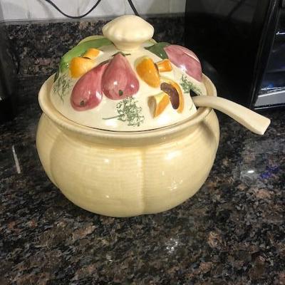 Soup tureen