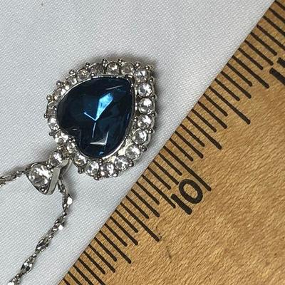 J6: Avon Romantic Heart Necklace