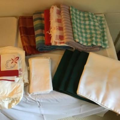 LOT # 526 Lot of Vintage Table Linens 