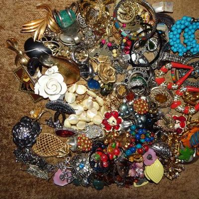 Vintage Costume Jewelry Lot 2A, Good Wearable Pieces 