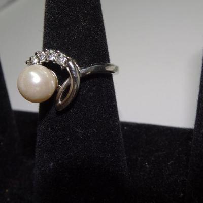 Silver Tone Pearl & Diamond Rhinestone Ring 