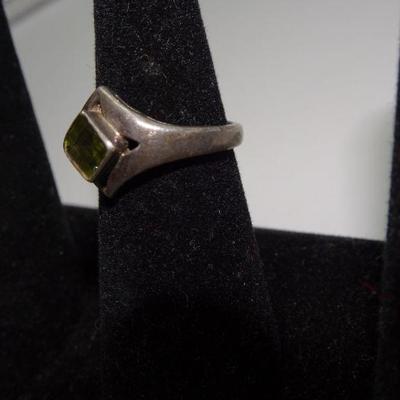 Silver tone Simulated Peridot Diamond Shape Ring 