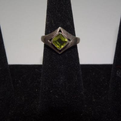Silver tone Simulated Peridot Diamond Shape Ring 