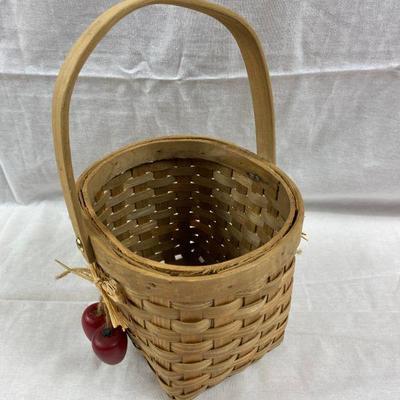 WICKER BASKET WITH 2 SOLID WOOD APPLES HANGING ON EACH SIDE