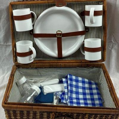 WICKER PICNIC BASKET