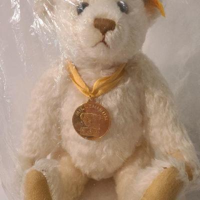 B52: Steiff Millenium Bear w/ 22kt Gold Plated Medallion
