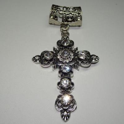 Beautiful Silver Tone Rhinestone Necklace Pendant 