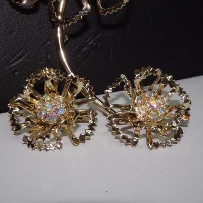 Beautiful Sarah Coventry Gold Tone Flower Pin & Earring Set 