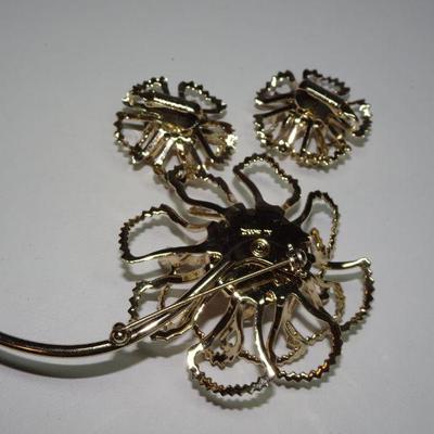 Beautiful Sarah Coventry Gold Tone Flower Pin & Earring Set 