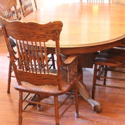 Lot 65 Oak Dining Table, 6 Chairs & Leaf