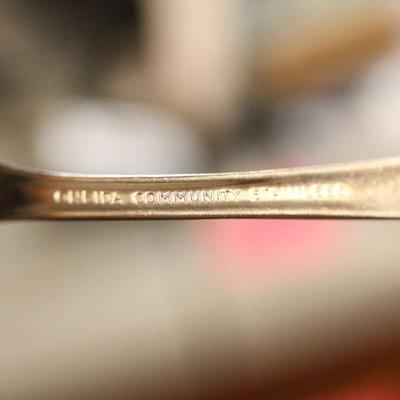 Lot 102 Oneida Community Flatware