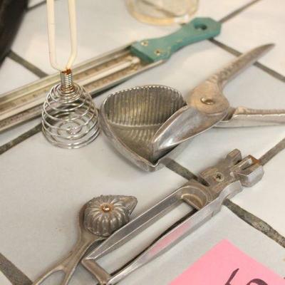 Lot 105 Vintage Sunbeam Mixmaster & Utensils