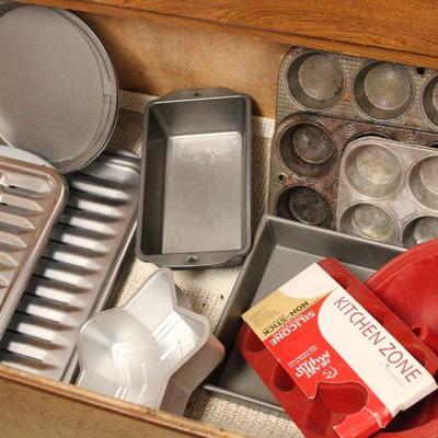 Lot 114 Bakeware, Rounds, Cake & Cupcake Pans