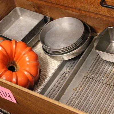 Lot 114 Bakeware, Rounds, Cake & Cupcake Pans