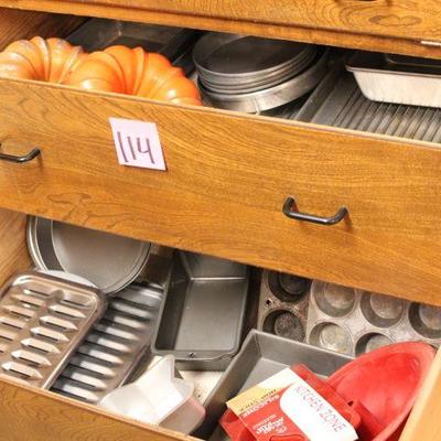 Lot 114 Bakeware, Rounds, Cake & Cupcake Pans