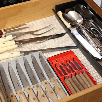 Lot 124 Steak Knifes & Carving Utensils