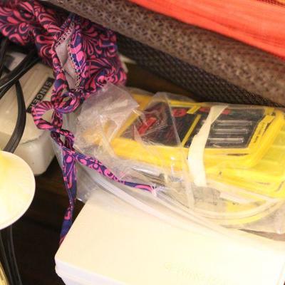 Lot 138 Vintage Singer Ultra Sewing Machine & Accessories