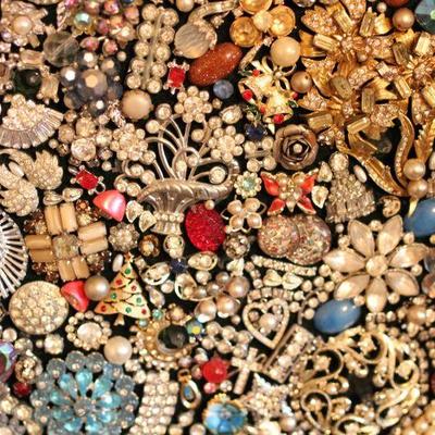 Lot 169 Christmas Framed Jewelry Tree