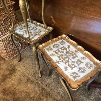 Lot 200 Gold Plastic DÃ©cor Tables