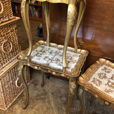 Lot 200 Gold Plastic DÃ©cor Tables