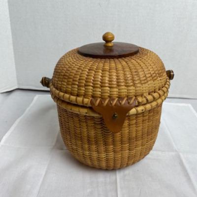 LOT # 568 Vintage Nantucket Style Basket Purse 