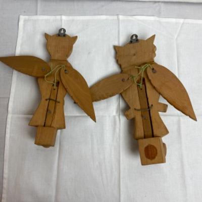 LOT # 578 2 Vintage Handmade Wooden Owls Moveable Hooks