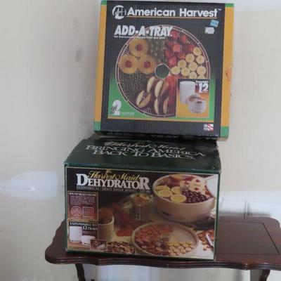 Dehydrator and extra tray