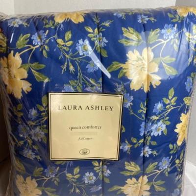 LOT # 620 New Laura Ashley Queen Comforter