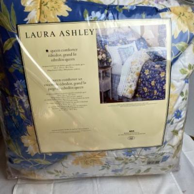 LOT # 620 New Laura Ashley Queen Comforter