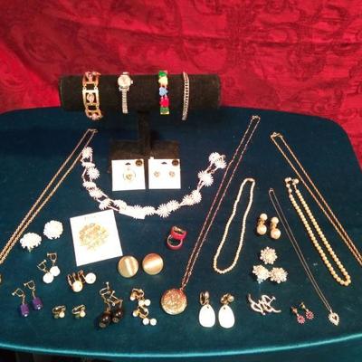 LOT 208  LARGE LOT OF COSTUME JEWELRY