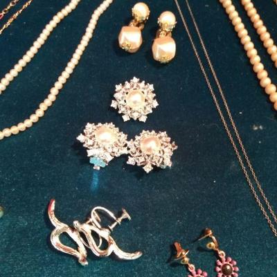 LOT 208  LARGE LOT OF COSTUME JEWELRY